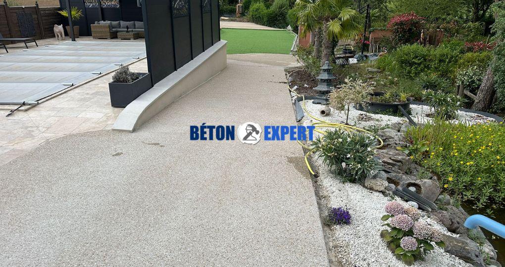 Allée en béton désactivé